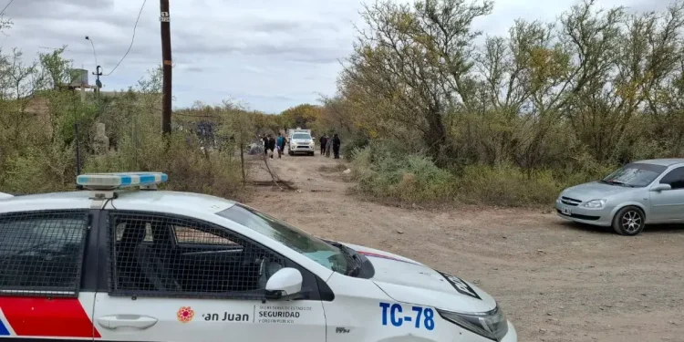 Hallaron a un hombre sin vida en el callejón de una finca en Caucete e investigan las causas del deceso