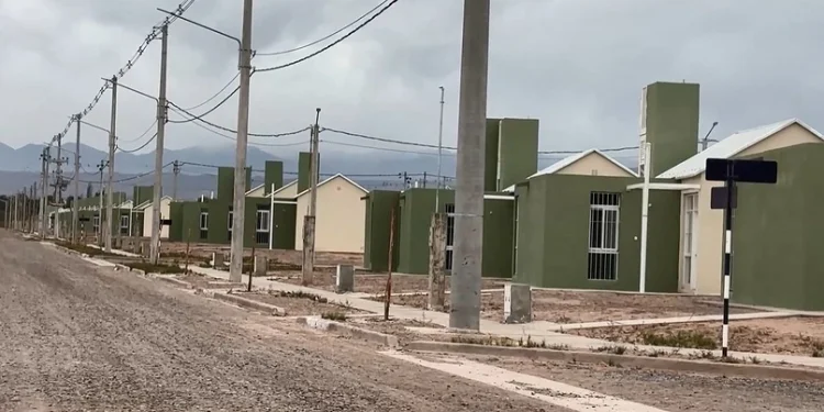 Casas terminadas pero sin entregar: la angustia de 137 familias adjudicatarias de un barrio del IPV en Albardón por falta de agua