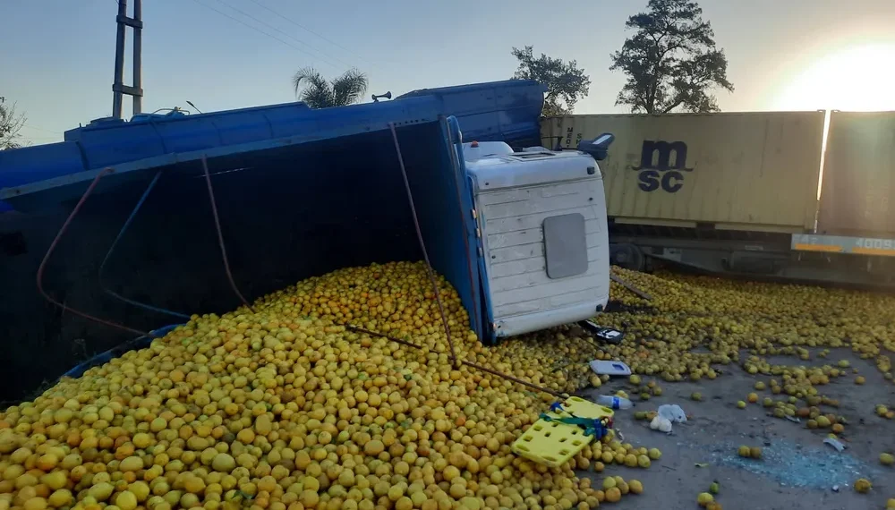 Impactante choque en Tucumán: un tren de cargas embistió a un camión con limones y descarriló
