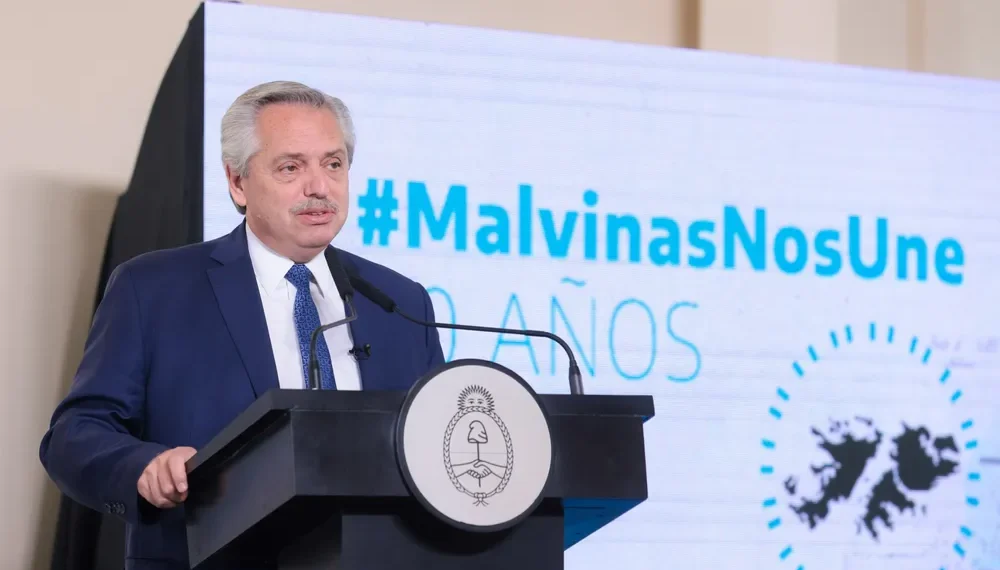 Alberto Fernández encendió la polémica por Malvinas: «Que los ingleses no se preocupen, Argentina quedó desarmada»