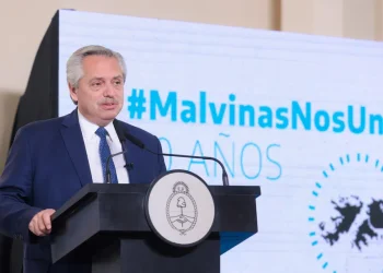 Alberto Fernández encendió la polémica por Malvinas: «Que los ingleses no se preocupen, Argentina quedó desarmada»
