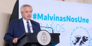 Alberto Fernández encendió la polémica por Malvinas: «Que los ingleses no se preocupen, Argentina quedó desarmada»