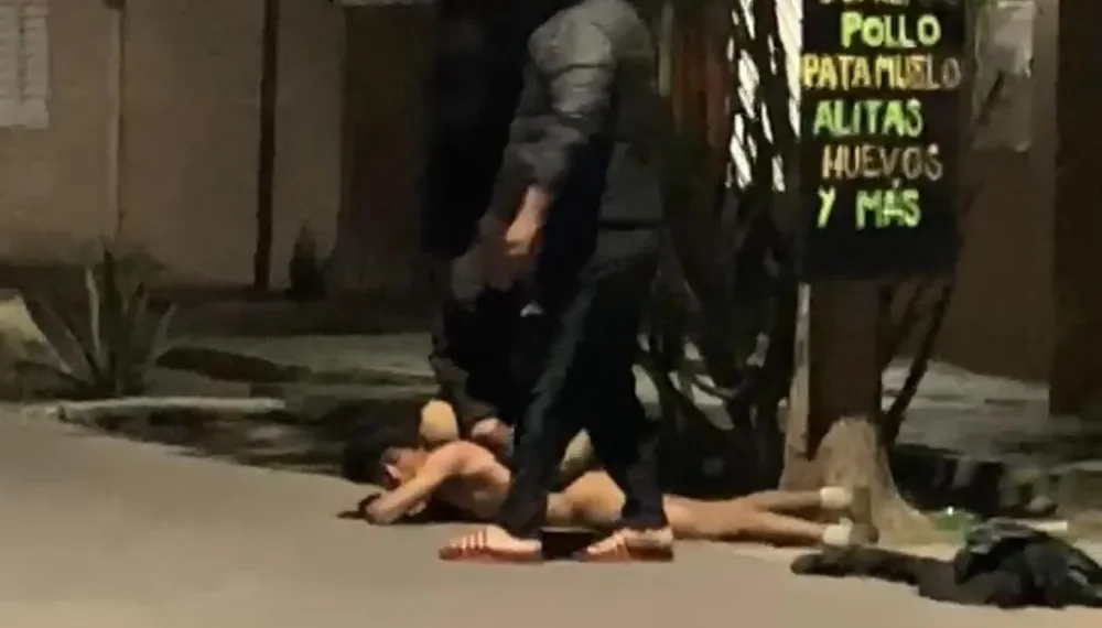 Tensión e indignación en Concepción: vecinos atraparon, desnudaron y redujeron en el suelo a un presunto ladrón