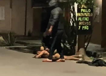 Tensión e indignación en Concepción: vecinos atraparon, desnudaron y redujeron en el suelo a un presunto ladrón