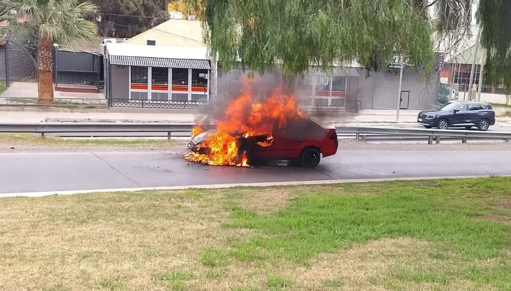 Llamas en la Circunvalación: un auto se incendió por completo cuando ingresaba al anillo interno​