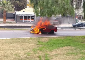 Llamas en la Circunvalación: un auto se incendió por completo cuando ingresaba al anillo interno​