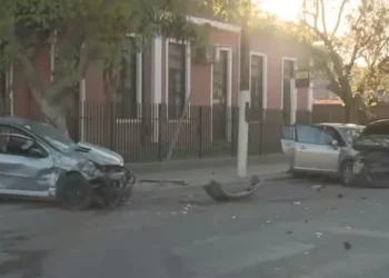 Violento impacto en el límite entre Rawson y Rivadavia: chocaron dos autos y hay dos personas heridas