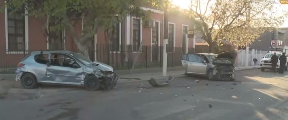 Violento impacto en el límite entre Rawson y Rivadavia: chocaron dos autos y hay dos personas heridas