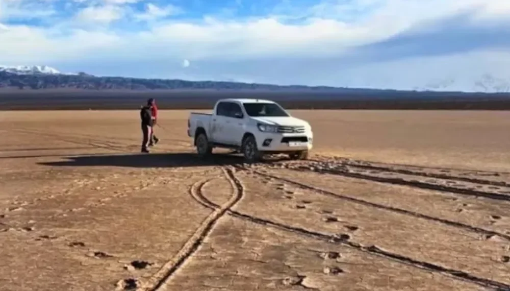 Fallo ejemplar en Calingasta: multas por más de $9.000.000 y retiro inmediato de la camioneta enterrada en la Pampa del Leoncito