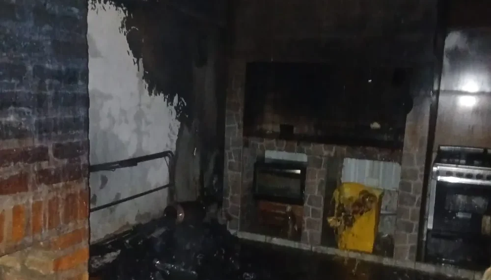 Voraz incendio en Ullum: las brasas de un asado habrían desatado el fuego y una casa quedó con pérdidas casi totales