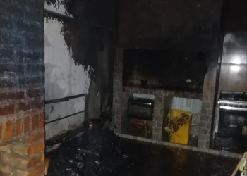 Voraz incendio en Ullum: las brasas de un asado habrían desatado el fuego y una casa quedó con pérdidas casi totales