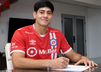 Orgullo sanjuanino en La Paternal: Mateo Mendoza fue presentado en Argentinos Juniors a préstamo hasta 2027