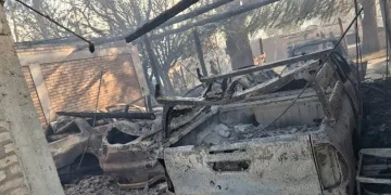 Desolación y pérdidas totales en Alto de Sierra: un voraz incendio arrasó viviendas, consumió cinco vehículos y dejó casas inhabitables
