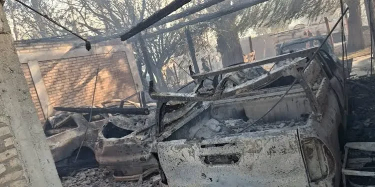 Desolación y pérdidas totales en Alto de Sierra: un voraz incendio arrasó viviendas, consumió cinco vehículos y dejó casas inhabitables