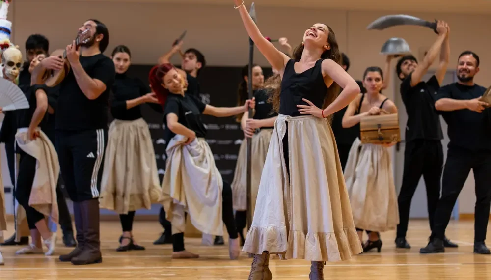 «Moliendo a Molière»: risas, música en vivo y más de 35 artistas locales en la sala principal del Teatro del Bicentenario