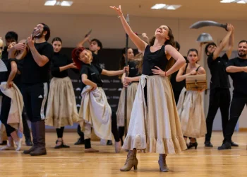 «Moliendo a Molière»: risas, música en vivo y más de 35 artistas locales en la sala principal del Teatro del Bicentenario