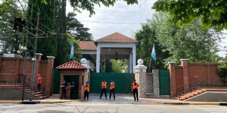 El Gobierno justificó la militarización de la Quinta de Olivos: denunció «amenazas a funcionarios» y el operativo por la llegada del Papa