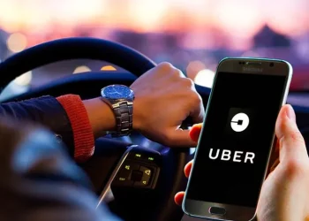 Asaltó a una conductora de Uber, huyó a las corridas y terminó detenido por la propia víctima