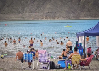 Proyectan una nueva playa pública y gratuita en el Dique de Ullum: 150 metros de costa, baños móviles y food trucks para la temporada 2027