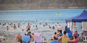 Proyectan una nueva playa pública y gratuita en el Dique de Ullum: 150 metros de costa, baños móviles y food trucks para la temporada 2027