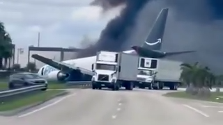 Tragedia en Miami: un Boeing de Amazon Prime Air se despistó, arrasó vehículos en una avenida y ardió en llamas