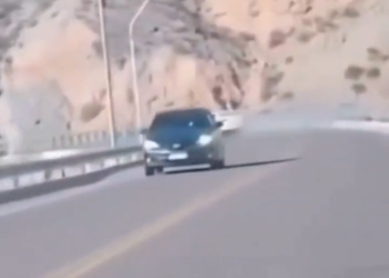 Peligro en la ruta al Dique Punta Negra: un taxista perdió el control, chocó contra el guardarraíl y quedó grabado en video