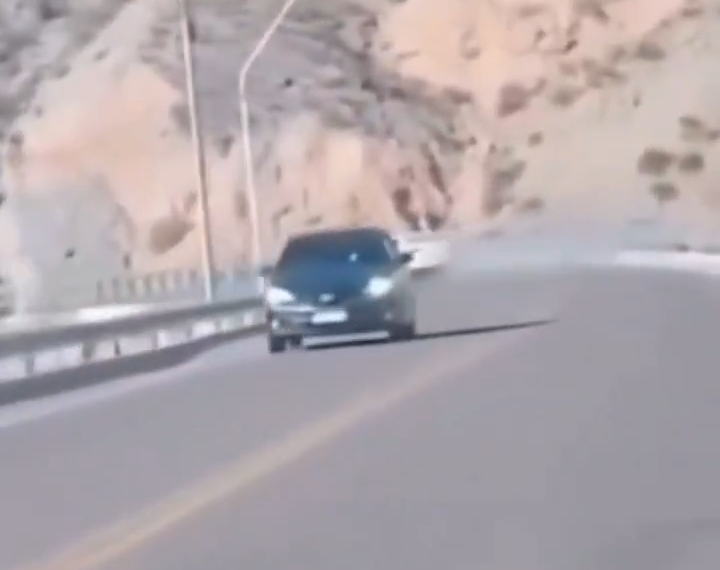Peligro en la ruta al Dique Punta Negra: un taxista perdió el control, chocó contra el guardarraíl y quedó grabado en video