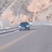 Peligro en la ruta al Dique Punta Negra: un taxista perdió el control, chocó contra el guardarraíl y quedó grabado en video