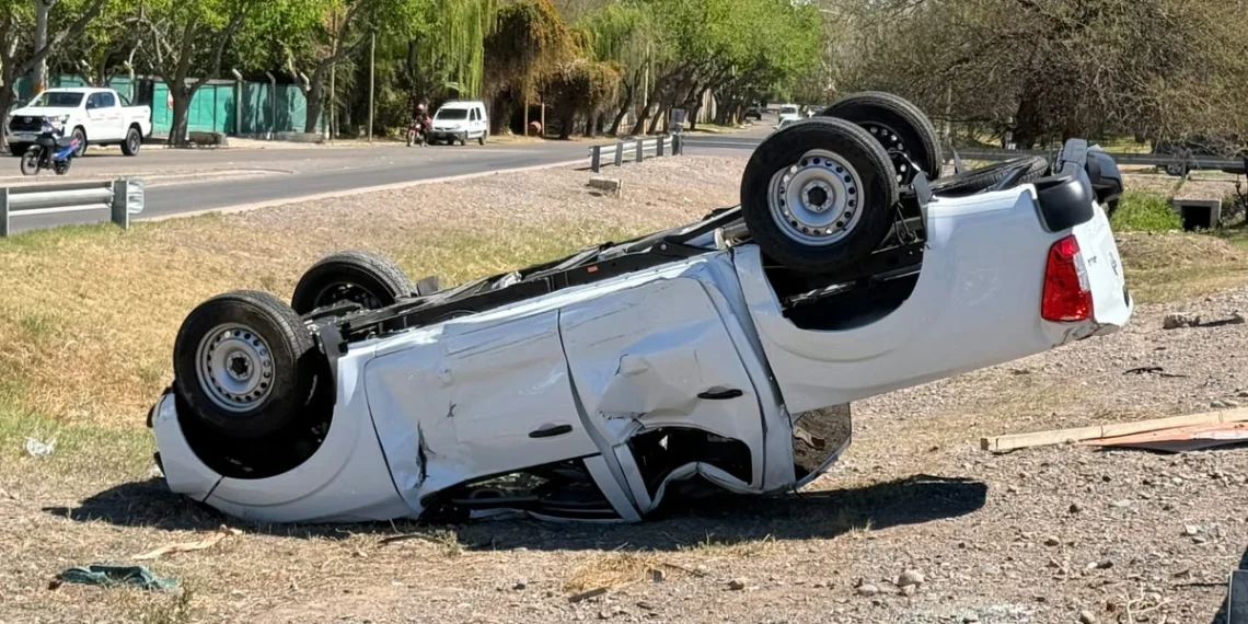 Violento vuelco en Ruta 20: una camioneta chocó a un auto y terminó dada vuelta en Santa Lucía