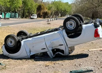 Violento vuelco en Ruta 20: una camioneta chocó a un auto y terminó dada vuelta en Santa Lucía