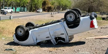 Violento vuelco en Ruta 20: una camioneta chocó a un auto y terminó dada vuelta en Santa Lucía