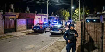 Tensión en el barrio Círculo Policial: agredió a su pareja e hija, se atrincheró armado con una beba y huyó por los techos