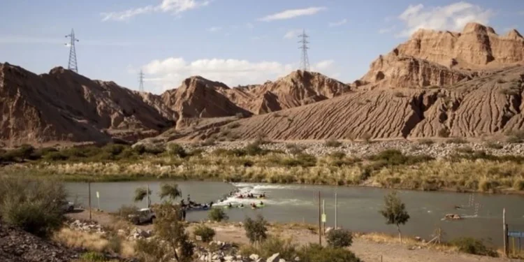 El Río San Juan viene con tanta fuerza que obligó a reformar de urgencia la histórica estación de medición en Calingasta