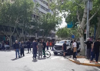 Chocó, salió despedido y una médica que pasaba por el lugar le salvó la vida en pleno centro sanjuanino