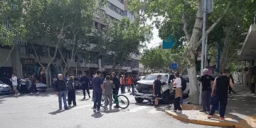 Chocó, salió despedido y una médica que pasaba por el lugar le salvó la vida en pleno centro sanjuanino