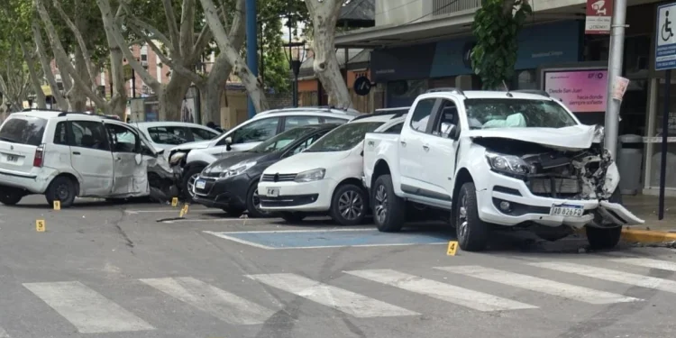 Siniestro en el microcentro sanjuanino: la fiscalía aguarda las grabaciones del CISEM para confirmar qué conductor cruzó en rojo
