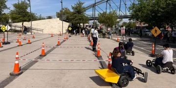 Aprender jugando: la Policía capacitó en educación vial a más de 250 alumnos en la Plaza del Bicentenario