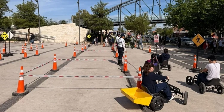 Aprender jugando: la Policía capacitó en educación vial a más de 250 alumnos en la Plaza del Bicentenario