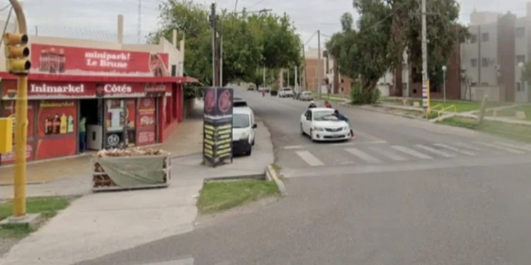 Ataque a balazos en Capital: balearon a un limpiacristales en una esquina transitada y buscan a dos motociclistas