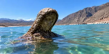 Aparición inesperada en Cuyo: la bajante del dique Potrerillos dejó al descubierto a la «Virgen del Agua»