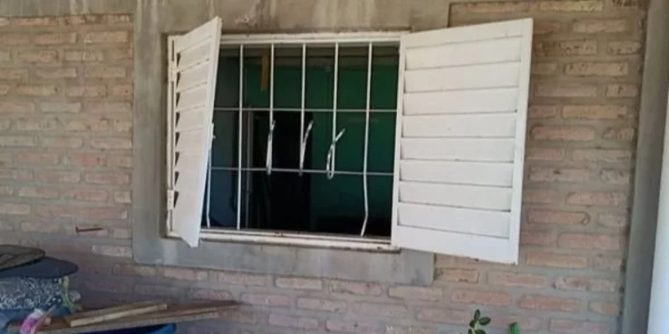Indignante «escruche» en Rawson: destrozaron una ventana y se llevaron electrodomésticos y los útiles escolares de los niños
