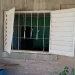 Indignante «escruche» en Rawson: destrozaron una ventana y se llevaron electrodomésticos y los útiles escolares de los niños