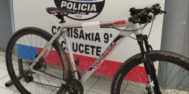Fuga y abandono en Caucete: dos sospechosos escaparon a pie y la Policía recuperó una bicicleta robada en el Skate Park