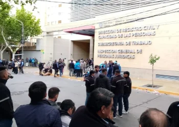 Principio de acuerdo tras seis horas de negociación: la UTA y las empresas destraban el conflicto y los colectivos vuelven esta noche