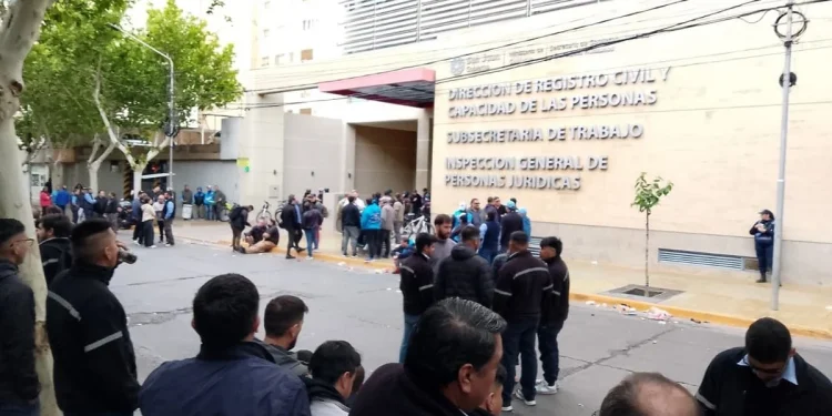 Principio de acuerdo tras seis horas de negociación: la UTA y las empresas destraban el conflicto y los colectivos vuelven esta noche