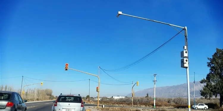 Pocito: el videoregistro en Ruta 40 ya detectó 187 cruces en rojo pero aún no aplicó multas y logró bajar las infracciones diarias