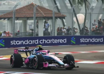 Trago amargo en Singapur: Franco Colapinto abandonó en una caótica carrera Sprint que ganó Max Verstappen