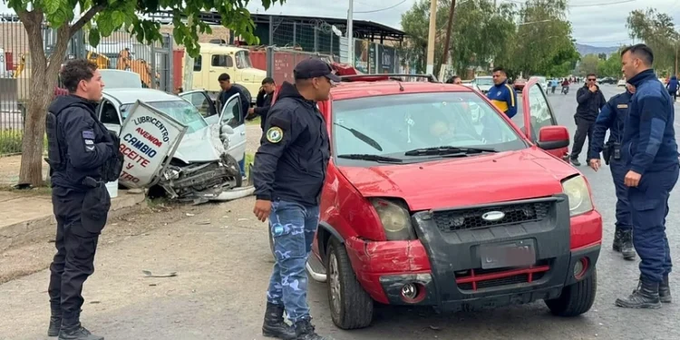Fuerte choque entre dos vehículos terminó con un auto sobre la vereda en la benavídez
