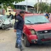 Fuerte choque entre dos vehículos terminó con un auto sobre la vereda en la benavídez