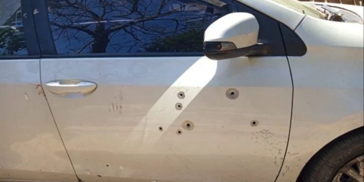 A lo mafioso: tres desconocidos golpearon a un vecino en Chimbas y tirotearon su auto frente a su casa en busca de su hijo